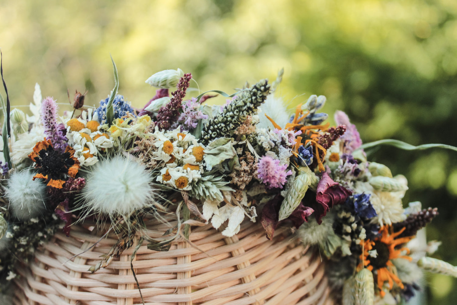 Im Trend: Haarschmuck mit Trockenblumen - Haarreif