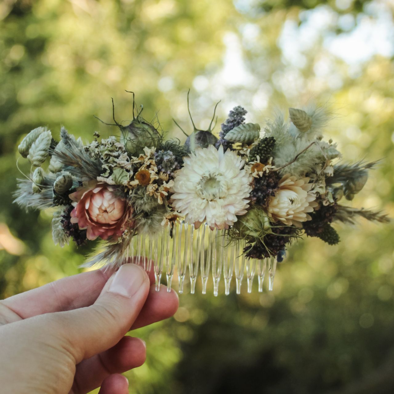 Im Trend: Haarkamm mit Trockenblumen