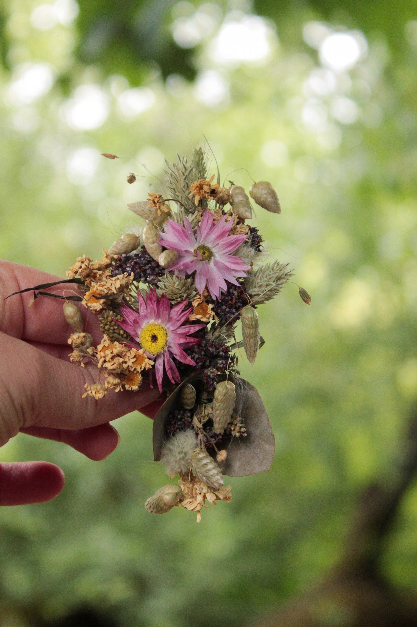 Anstecker mit Trockenblumen