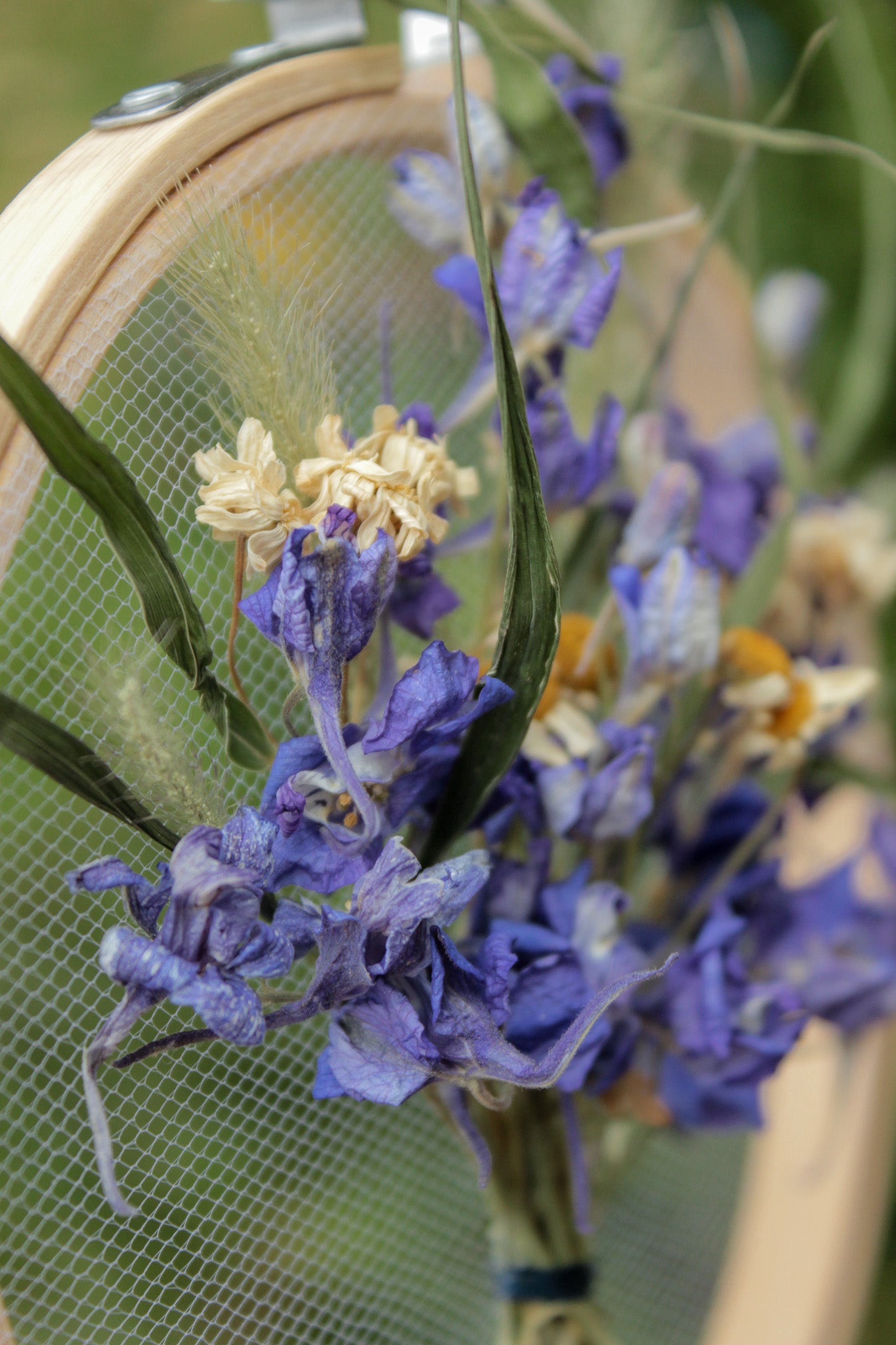 Stickrahmen mit Trockenblumen - Blauer Strauß