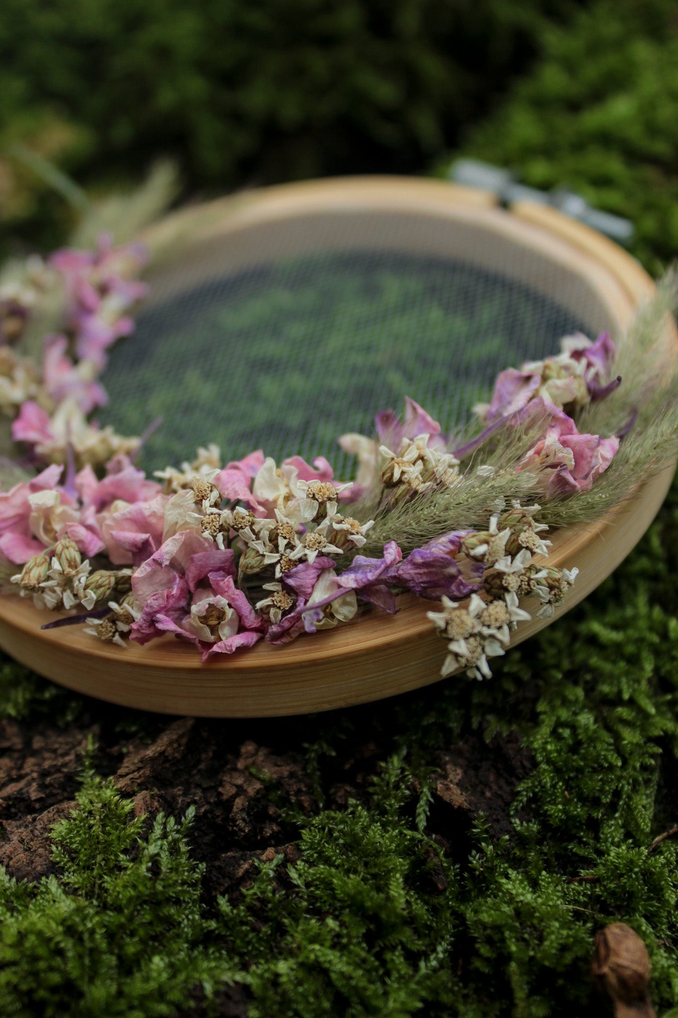 Stickrahmen mit Trockenblumen - Rosa Rittersporn