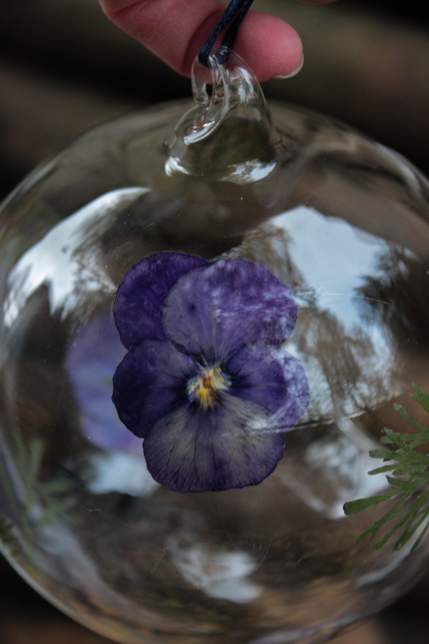 Glaskugel mit gepressten Blüten - Blau
