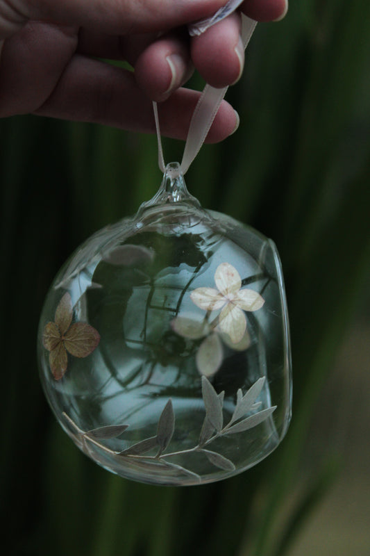 Glaskugel mit gepressten Blüten - Creme