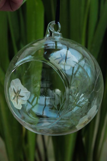 Glaskugel mit gepressten Blüten - Eisblau