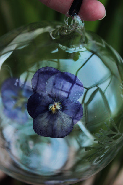 Glaskugel mit gepressten Blüten - Blau